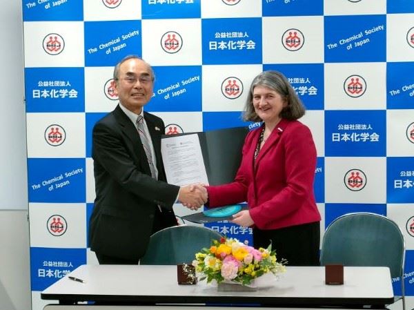 Helen Pain (right) shakes hands with CSJ Executive Director Mitsuo Sawamoto