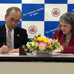 Mitsuo Sawamoto and Helen Pain sign the Memorandum of Understanding